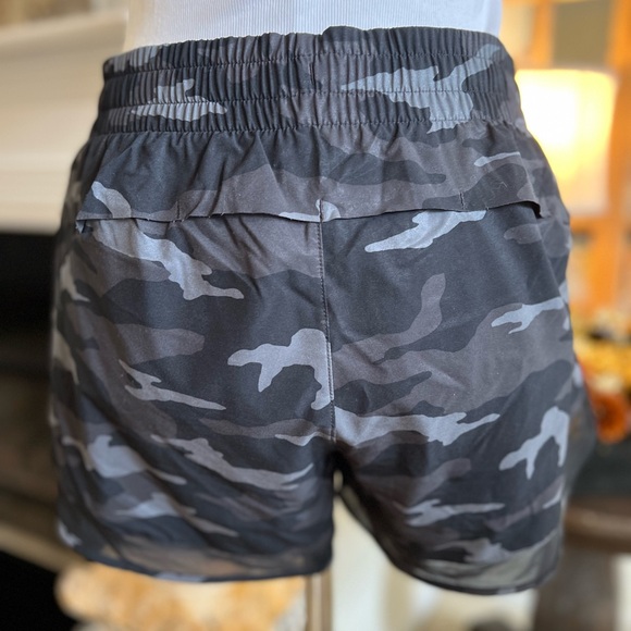 EUC ATHLETA MESH RACER RUN MID RISE 4 SHORT size small - Picture 9 of 9